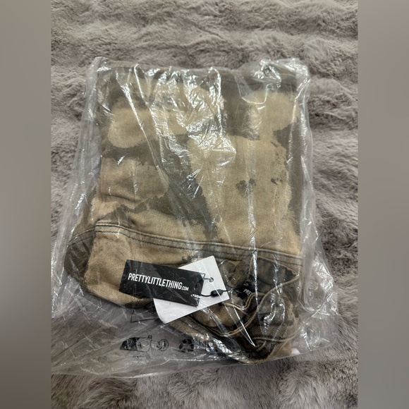 NWT Prettylittlething BROWN BLEACHED DETAIL BUCKLE CROPPED DENIM JACKET - Picture 2 of 3